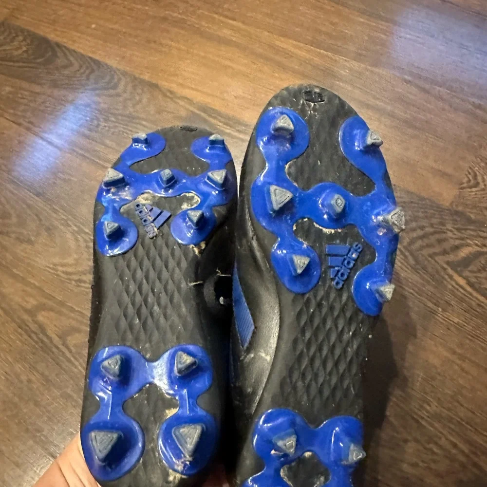 Soccer Cleats, Size 2 1/2 - Picture 4 of 5